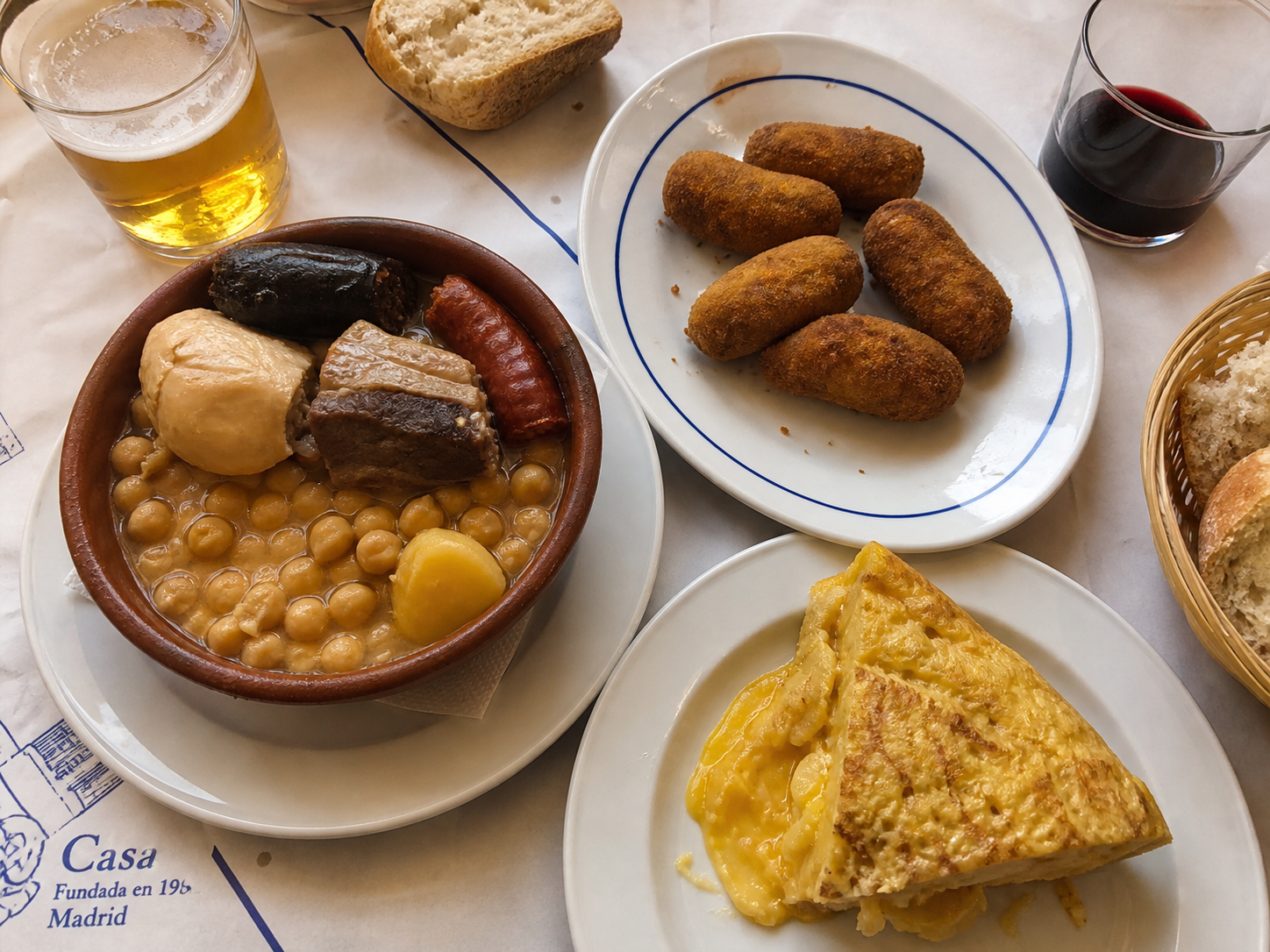 Mesa con platos de comida casera